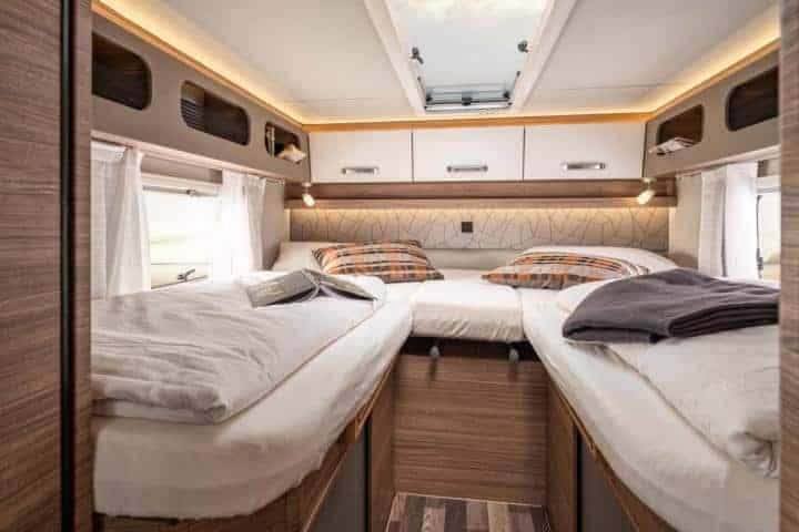 Weinsberg CaraCompact Pepper — 2 Heck-Längsbetten je 200×82 cm mit EvoPore-Matratzen