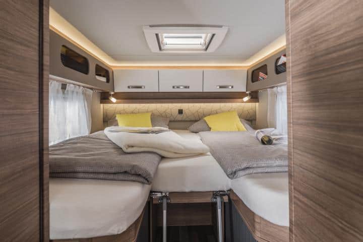 Weinsberg CaraCompact Pepper — Heck-Einzelbetten zur Liegewiese 200×164 cm zusammengebaut