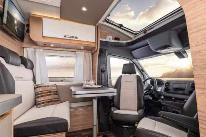 Weinsberg CaraCompact Pepper — Dinettesitzgruppe mit drehbaren Fahrerhaussitzen