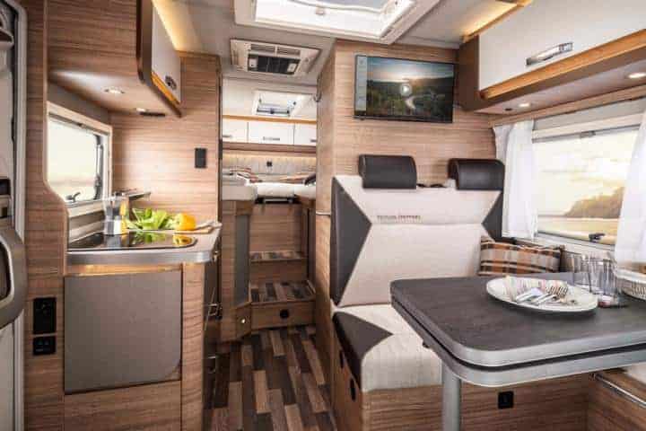 Weinsberg CaraCompact Pepper — Wohnraum mit Küche und Dinette, lichtdurchflutet