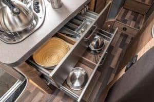 Kühlschrank mit Schublade in einem Moon Camper, praktische Innenraumlösung.