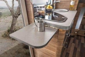 Hochwertige Küchenzeile im Moon Camper, perfekt für Campingabenteuer und mobile Küche.