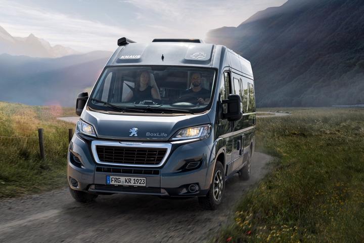 Knaus Boxlife 600 mit Aufstelldach mieten bei Moon Camper Berlin Zehlendorf — Exterieur schräg links