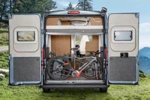 Hinteransicht eines Moon Campers mit Fahrrädern im Gepäckraum, perfekt für Camping und Outdoor-Abenteuer.