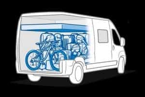 - Fahrräder und Campingausrüstung im Moon Camper Van verstaut.