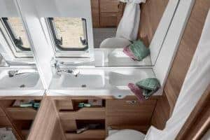 Hochwertiges Badezimmer im Moon Camper mit modernen Armaturen und Stauraum.