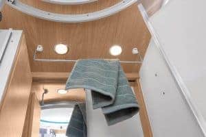 Hochwertiges Badezimmer in Moon Camper, modern und komfortabel für Ihren Campingurlaub.
