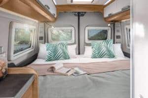 Gemütliches Camperbett mit Blick nach draußen | Moon Camper.