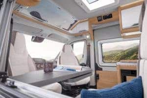 Gemütlicher Camper-Innenraum mit Panoramaausblick und modernem Interieur.