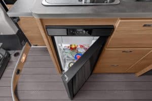 Kühlschrank im Wohnmobil, kompakt und praktisch.