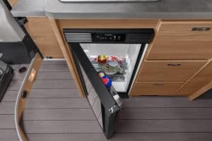 Kühlschrank in einem Moon Camper, kompakt und effizient für Campingabenteuer.