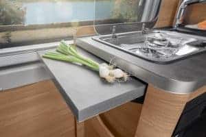 Frischer Lauch und Knoblauch auf Küchenarbeitsplatte in Moon Camper.