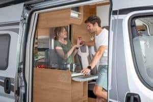 Gemütliche Wohnkabine im Camper, perfektes Wohnmobil für Reiseabenteuer, komfortables Campingerlebnis.