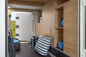 Türöffnung in einem Moon Camper mit Innenraum und Stauraum.