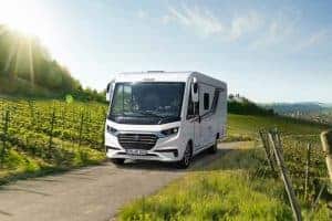 Luxus Campervan auf ländlicher Straße mit Weinbergen in der Nähe, Reise und Outdoor-Abenteuer, mobiles Wohnen, komfortables Reisen, Moon Camper.