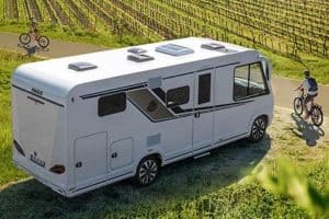 Campervan in Weinberg mit Fahrrad, nachhaltiges Camping, mobile Urlaub, Camping mit Wohnmobil, Naturerlebnis, Flexibles Reisen, Vanlife, Outdoor-Abenteuer.