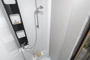 Komfortable Duschkabine im Moon Camper Wohnmobil, modernes Bad mit Handbrause und Zubehör.