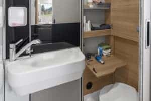 Kleines Badezimmer im Moon Camper mit modernem Waschbecken und praktischen Ablagen.