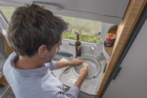 Hochwertiger Moon Camper Innenraum mit moderner Küche und funktionellem Design.