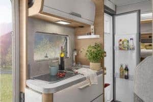 Küchenbereich in einem Moon Camper, kompakte Autark-Küche für Camping und Reisen.