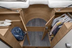 Hochwertiger Innenraum eines Moon Camper mit Stauraum und Kleideraufbewahrung.