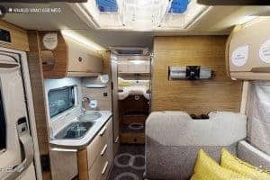 Komfortabler Wohnraum in einem Moon Camper mit modernischer Küchenzeile.