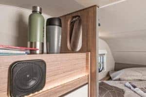 Klimatisierte Schlafnische im Moon Camper mit Edle Holzverkleidung und Komfort Ausstattung.