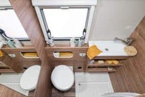 Komfortables Badezimmer im Moon Camper mit WC, Waschbecken und Stauraum.