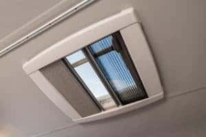 Großes dachfenster im Moon Camper mit Blick nach draußen, für lichtdurchflutete Innenräume.