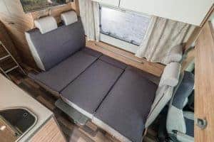 Flexibles, umbaubares Schlafzimmer im Moon Camper, optimal für Komfort unterwegs.