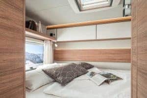 Gemütliches Bett in einem Moon Camper Wohnmobil, perfekte Schlafmöglichkeit unterwegs.