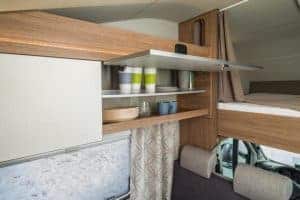 Leere Küchen- und Stauraum im Moon Camper, gemütliche Innenraumgestaltung, perfekter Wohnkomfort für mobile Reisen.