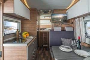 Innenraum eines Moon Campers mit Küche und Sitzbereich.