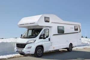 Campervan auf winterlicher Straße, mobile Wohnlösung für Abenteuer in der Natur.