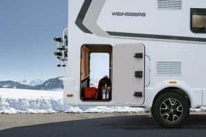 - Moderner Camper für Outdoortouren mit Winteraustattung.