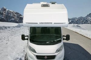 Hochwertiger Wohnwagen für Abenteuer in winterlicher Berglandschaft.