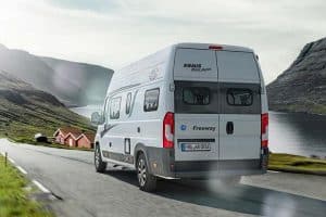 Kleintransporter für Camping und Reisen, ideal für Roadtrips und Abenteuer; modernes Design, funktionale Ausstattung.
