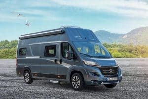 Camper Van Moon Camper auf Roadtrip mit Bergblick, flexible mobile Unterkunft.