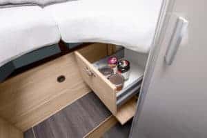 2. Praktischer Stauraum mit Schublade im Moon Camper, ideal für Camping Zubehör.