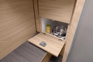 Küchenbereich im Moon Camper, kompakte Küchenlösung für Camping und Vanlife.