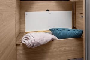 Geräumiges Stauraum im Moon Camper, praktische Ablage für Kleidung und Zubehör.