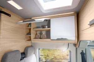 Küchenbereich im Moon Camper, moderne und funktionale Ausstattung für Camper-Reisen.