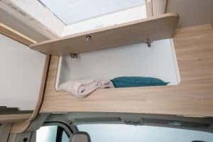 Nahe Schlafbereich im Moon Camper mit Stauraum unter der Dachverkleidung.