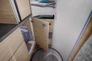 Kompakte Camper-Innentür und Stauraum im Moon Camper.