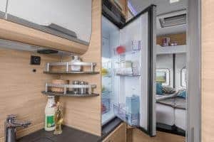 Komplett eingerichteter Mini-Kühlschrank im Wohnmobil.