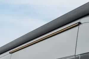 Höhenverstellbare LED-Außenbeleuchtung an einem Wohnmobil.