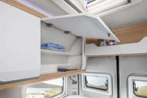 Komfortabler Camper-Innenraum mit Stauraum und praktischer Staubox.
