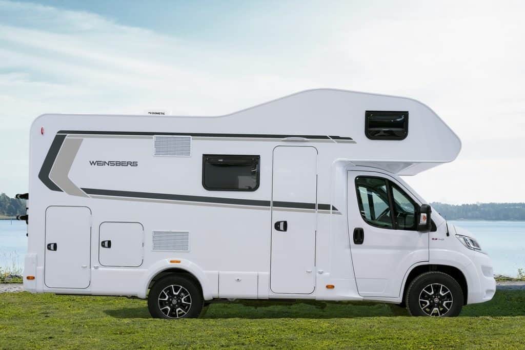 Alkoven Wohnmobil gebraucht kaufen bei Moon Camper Berlin — Platz für 6 Personen