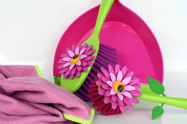 Bunte Müllschaufel und Besen mit Blumenmotiven, umweltfreundlich und praktisch.