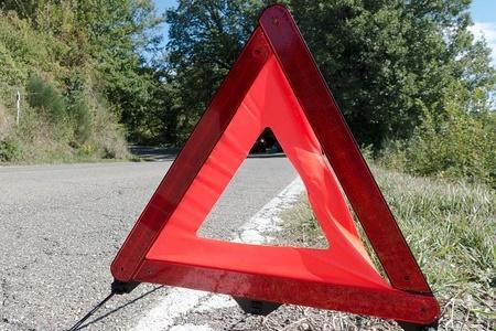 Warnblinklicht auf Landstraße, Verkehrszeichen, Sicherheit, Baustelle, Straße.